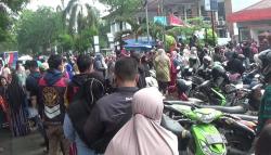 Ribuan Warga Cairkan BLT BBM di Kantor Pos Purwakarta, Antre hingga ke Jalan Raya<