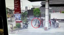 Detik-Detik Pria Paruh Baya Coba Bakar Motor di SPBU Tangkil Cirebon<