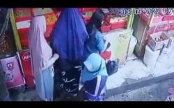 Terekam CCTV, 2 Perempuan Copet Handphone Pengunjung Pasar 10 Ulu