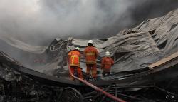 24 Mobil Damkar Padamkan Kobaran Api yang Membakar Gudang Lampu di Surabaya