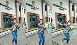 Wanita Ini Jingkrak-jingkrak Kegirangan Keluar Pengadilan Agama Jember Bawa Akta Cerai, Kenapa?