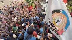 Desak Kenaikan Harga BBM Dibatalkan, Mahasiswa Dobrak Gerbang DPRD Indramayu<