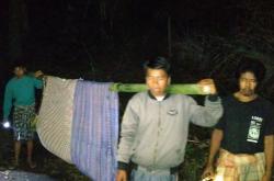 Cerita Warga Lombok Barat Tandu Ibu Hamil, Susuri Jalan Rusak di Malam Buta