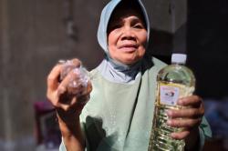 Keren, Sulastri Berhasil Kuliahkan 4 Anaknya dari Produksi Minyak Klentik dan Kethak