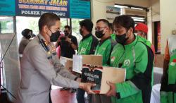 Polres se-Jawa Tengah Bagikan Bansos ke Warga Terdampak Kenaikan Harga BBM