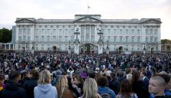 Ratu Elizabeth II Wafat, Ribuan Rakyat Inggris Datangi Istana Buckingham
