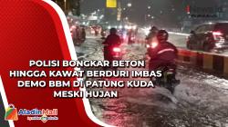 Polisi Bongkar Beton Hingga Kawat Berduri Imbas Demo BBM di Patung Kuda Meski Hujan