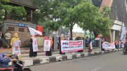 Kader PKS Kota Bandung Gelar Flash Mob Tolak Kenaikan Harga BBM<