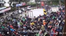 Jalan Terendam Banjir, Kopo dan Cibaduyut Macet Parah, Puluhan Motor Mogok<