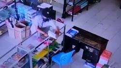 Aksi Pria Lihai Curi HP Karyawan Fotokopi di Mamuju, Videonya Viral di Media Sosial