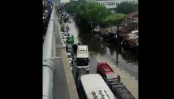 Banjir Rendam Beberapa Ruas Jalan di Kota Bandung, Lalu Lintas Sempat Lumpuh<