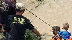 Becak Diseruduk Truk, Ibu dan Balita Nyemplung ke Sungai Pemali