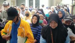 Demi Dapat BLT BBM Rp500.000, Warga Cimahi Rela Berdesakan sejak Pagi<