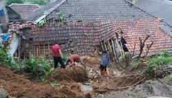 Tebing di Sekitar Gunung Padang Cianjur Longsor, Warga Mengungsi ke Tempat Aman<