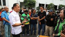 Belasan Ojol Geruduk Balai Kota Surabaya Keluhkan Kenaikan Harga BBM, Eri Cahyadi Kasih Solusi Begini