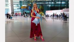 Pakai Gaun Merah, Miss World 2021 Karolina Bielawska Tiba di Indonesia