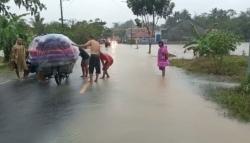 Jalan Penghubung Cianjur-KBB Terputus, Luapan Sungai Cisadea Rendam Jalur Provinsi<