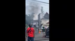 Viral 2 Sepeda Motor di Bondowoso Saling Tabrak hingga Terbakar, Siapa yang Salah?