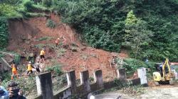 Longsor Tutup Akses Jalan Penghubung 6 Dusun di Cihaurbeuti Ciamis<