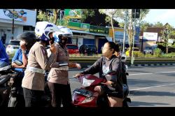 Keren Lho, Polres Bantul Tertibkan Pelanggar Lalu Lintas sambil Bagi-Bagi Sembako<