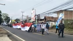 Ribuan Buruh Long March ke DPRD KBB sambil Bentangkan Bendera Merah Putih Raksasa<