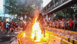 Paksa Dekati Istana, Mahasiswa Terobos Kawat Berduri-Lompati Kobaran Api