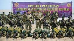 Sematkan Brevet Cakra, Pangkostrad Kukuhkan Kapolri sebagai Warga Kehormatan Kostrad di Sukabumi<