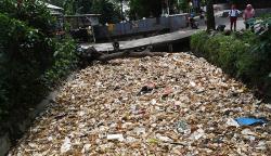 Baru Dibersihkan, Kali di Depok Kembali Dipenuhi Sampah<