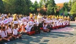 BBM Naik, Pemkot Madiun Bagikan Seragam dan Ongkos Jahit untuk 6.000 Siswa SD dan SMP