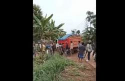 Detik-detik Truk Muatan Tanah Tabrak Pemotor hingga Tewas<