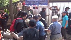 PT KAI Eksekusi Rumah di Bandung, Penghuni Ngamuk Nyaris Baku Hantam dengan Petugas<