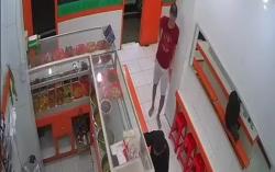 Terekam CCTV, Penjambret Berpura-pura Pesan Makanan Sikat HP di Warung