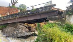 Jembatan Cimandiri Ambruk, Jalan Penghubung Cianjur-Sukabumi Terputus<