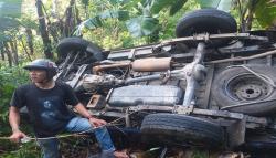 Minibus Ringsek usai Terjun Bebas ke Jurang Sedalam 20 Meter di Kanoman Cianjur<