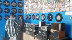 Punya Ribuan Koleksi Kaset dan Piringan Hitam, Pria di Gresik Ini Buka Museum di Rumah