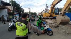 Warga Surabaya Kena Prank, Dikira Mau Ditilang Ternyata Dapat Sembako dari Polisi