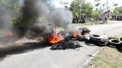 Kesal Kampungnya Tak Dilalui Rombongan Jokowi, Warga di Kei Kecil Blokade Jalan