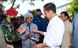 Remaja Ini Terharu Bisa Minta Tanda Tangan Jokowi Saat Kunjungan di Maluku Tenggara