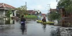 Banjir Semakin Dalam, Warga Perumahan Jalan Anoi Palangka Raya Gunakan Perahu untuk Beraktivitas