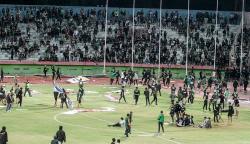Persebaya Kalah, Bonek Mengamuk Turun ke Lapangan Rusak Fasilitas Stadion