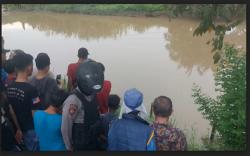Heboh Mayat Pria Mengambang di Jakabaring, Tangan Kiri Pegang Kaleng Lem 