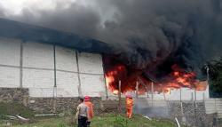 Pabrik Kertas di Malang Terbakar Hebat, Petugas PMK Kesulitan Padamkan Api  