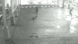 Pegawai Honorer di Bitung Diancam Pakai Panah Wayer, Aksi Pelaku Terekam CCTV