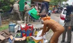 Pedagang Jualan di Bahu Jalan, Camat Samarinda Ngamuk, Kursi PKL Dihancurkan <