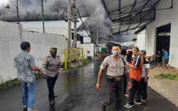20 Jam Berlalu, Kebakaran Pabrik Kertas di Malang Belum Padam