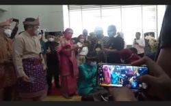 Menhub dan Gubernur Sumsel Bagikan Kartu Elektronik LRT Khusus Disabilitas<
