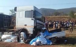 Duh! Truk Ekspedisi Tabrak Minibus, 21 Orang Tewas termasuk 19 Murid SD