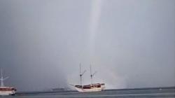 Viral Fenomena Waterspout di Atas Laut Gegerkan Warga Sorong Papua Barat<