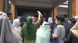 Cairkan BLT BBM, 1.240 Warga Berdesakan di Kantor Desa Cilame Ngamprah KBB<