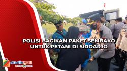 Polisi Bagikan Paket Sembako untuk Petani di Sidoarjo